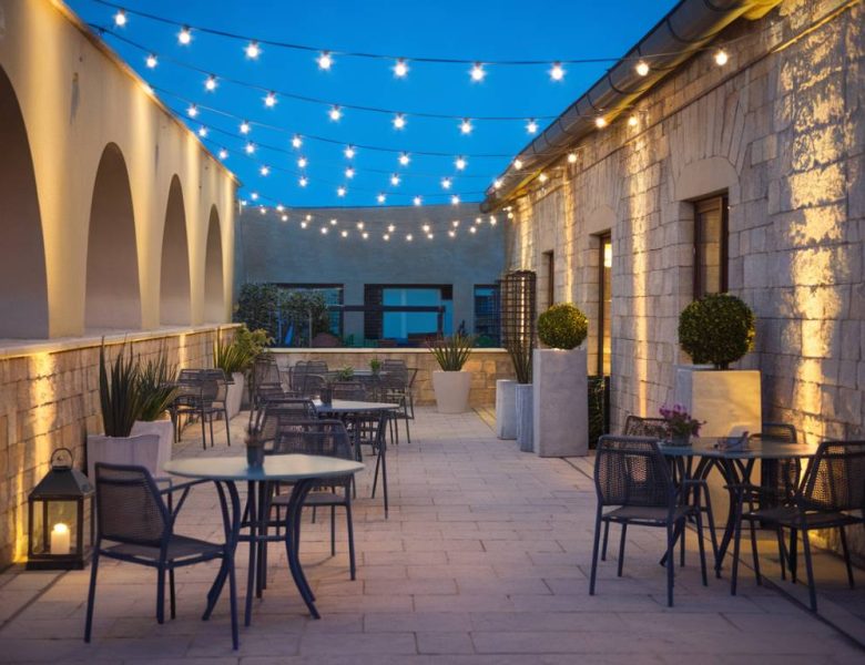 Éclairer sa terrasse avec des luminaires led pour des soirées en plein air réussies